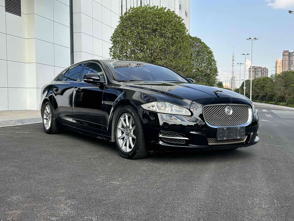 Jaguar XJ