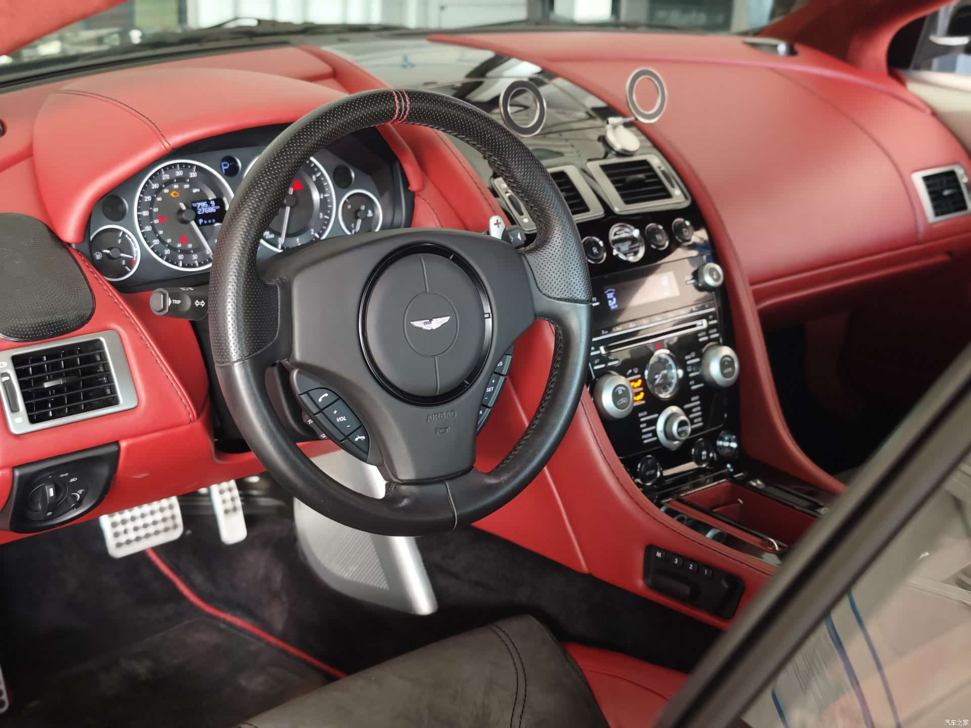 Aston Martin DBS, 2010 7