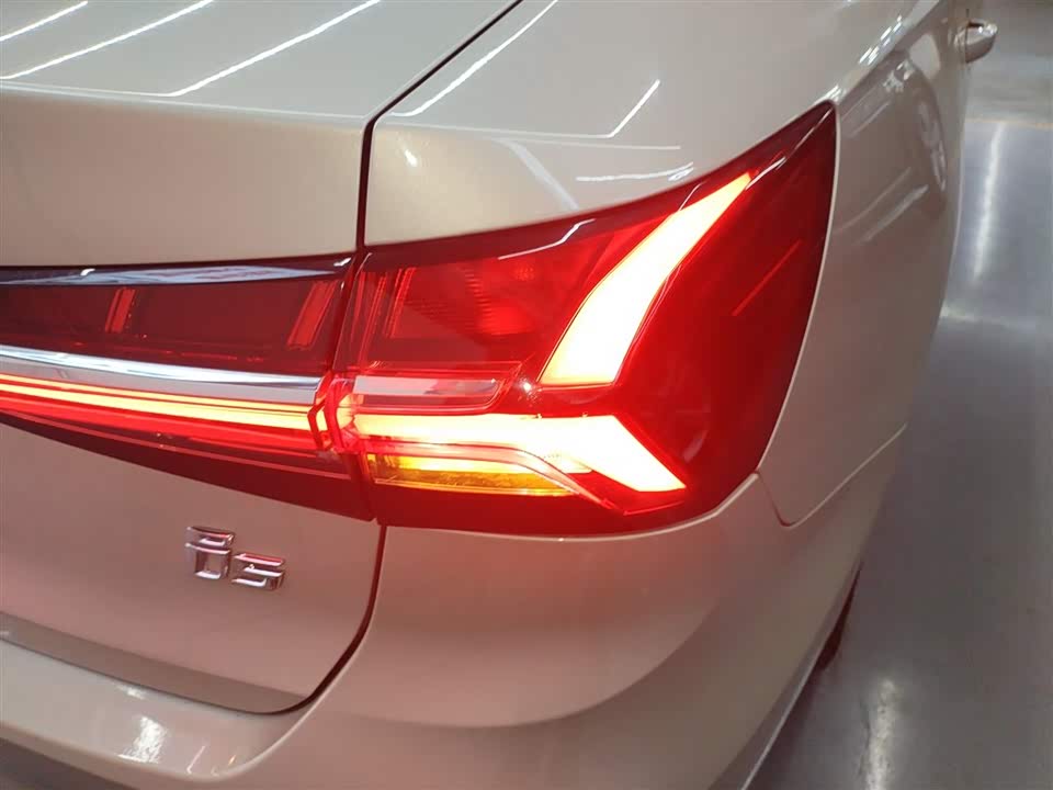 Roewe i5