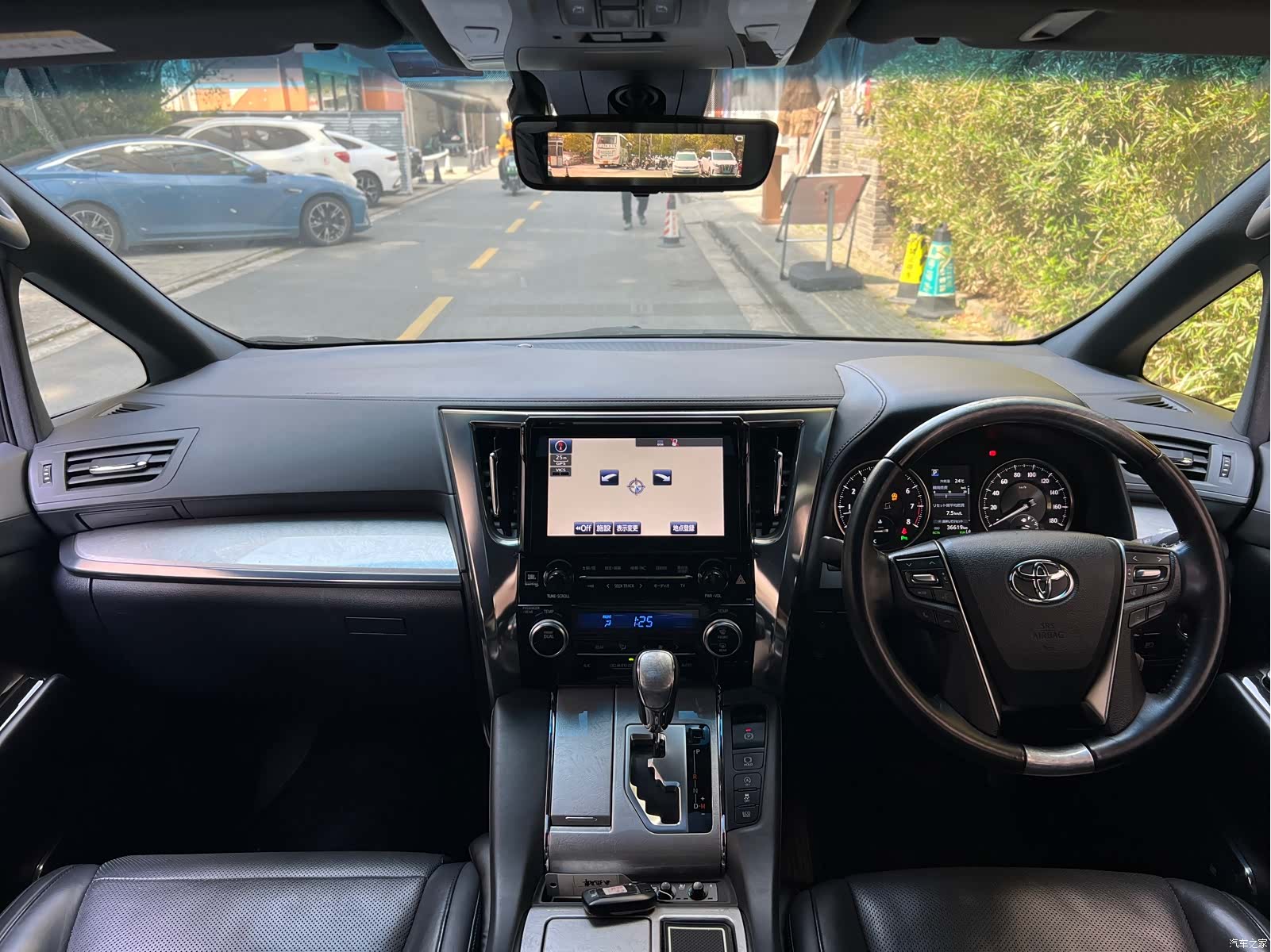 Toyota Alphard, 2025 17