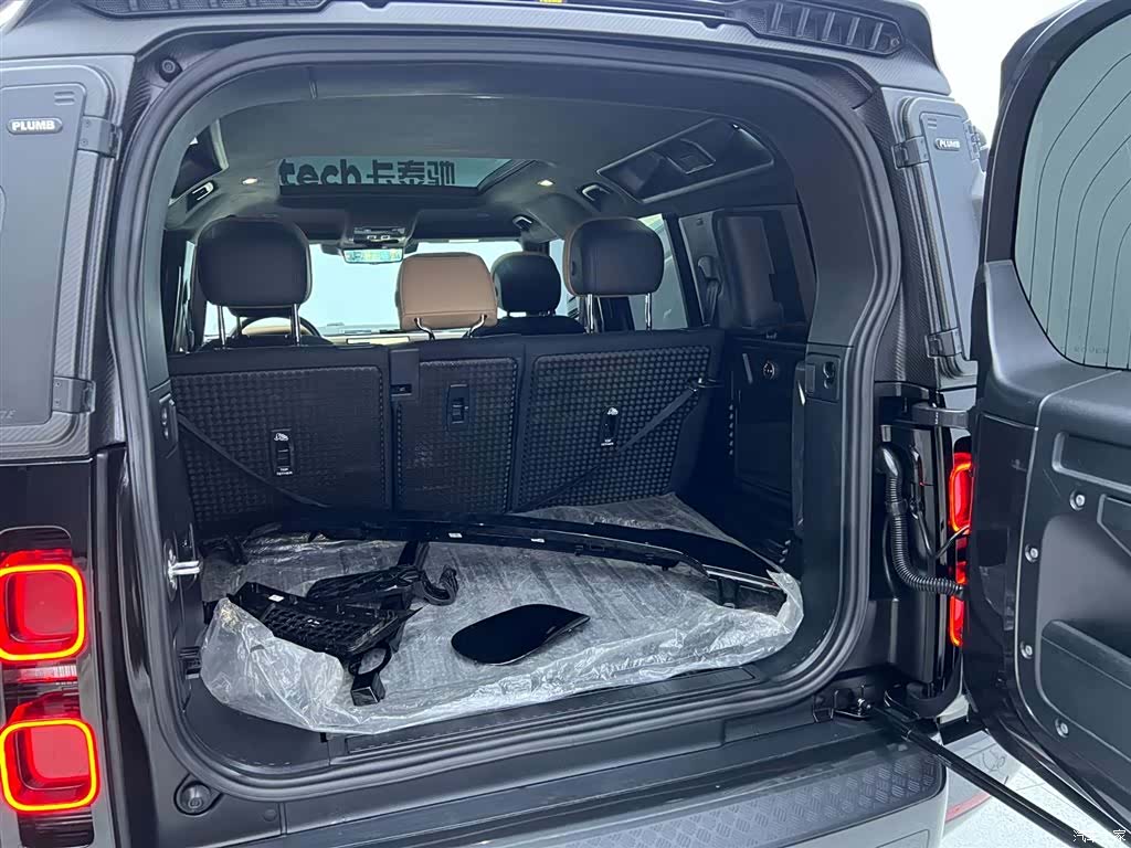 Land Rover Defender, 2025 28