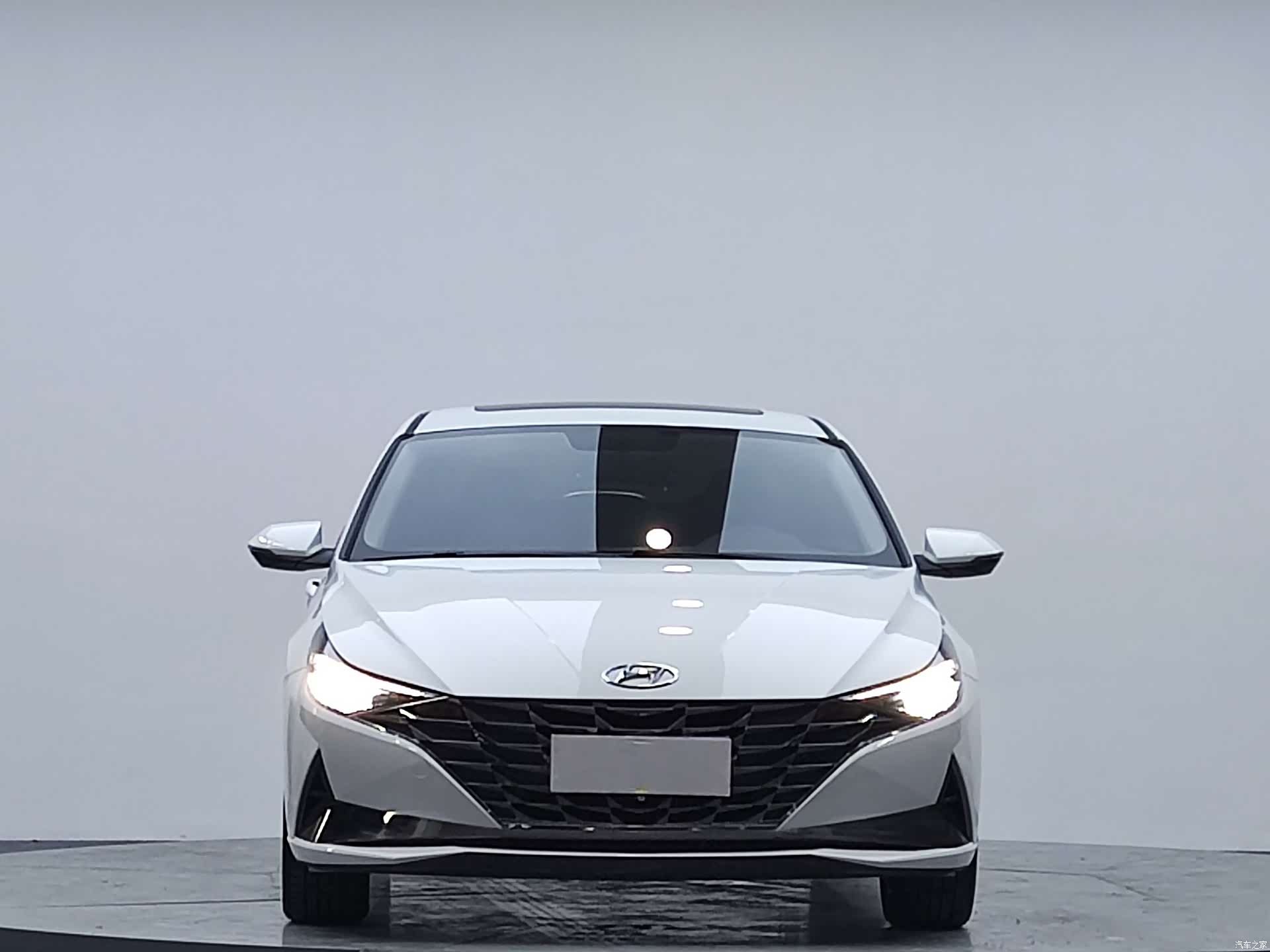 Hyundai Elantra, 2022 3