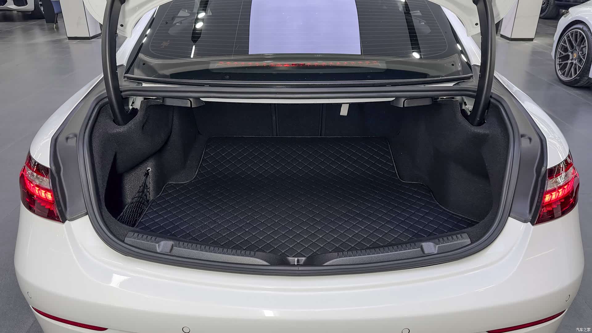 Mercedes-Benz E-Class, 2022 18