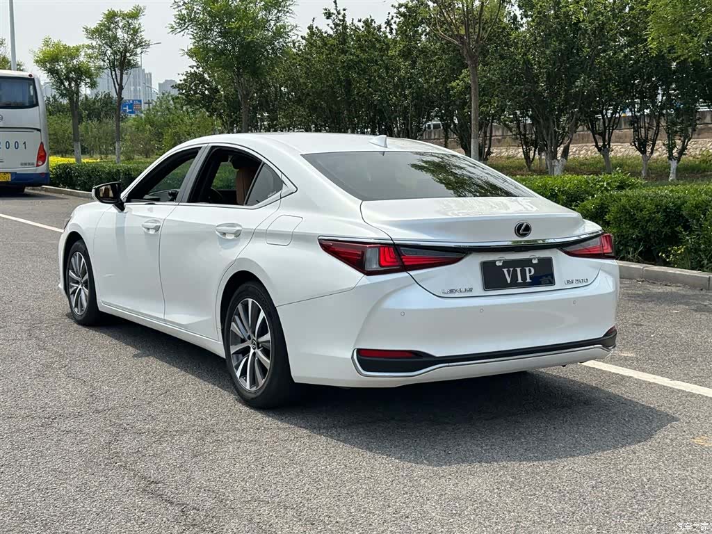 Lexus ES, 2018 7