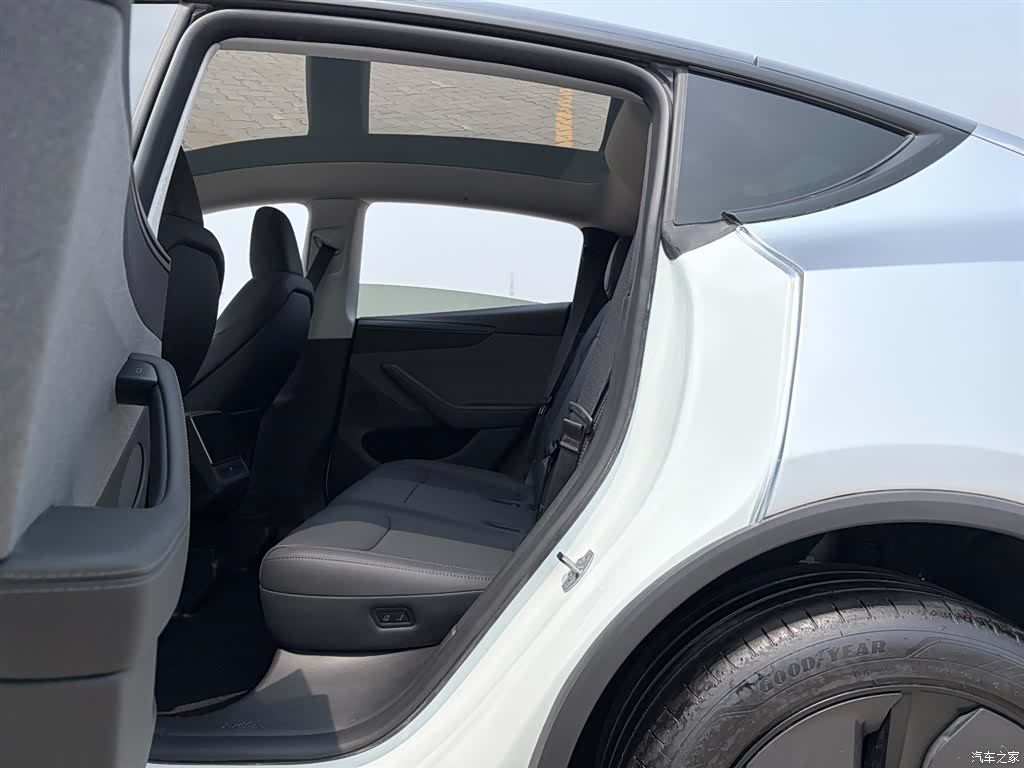 Tesla Model Y, 2025 6