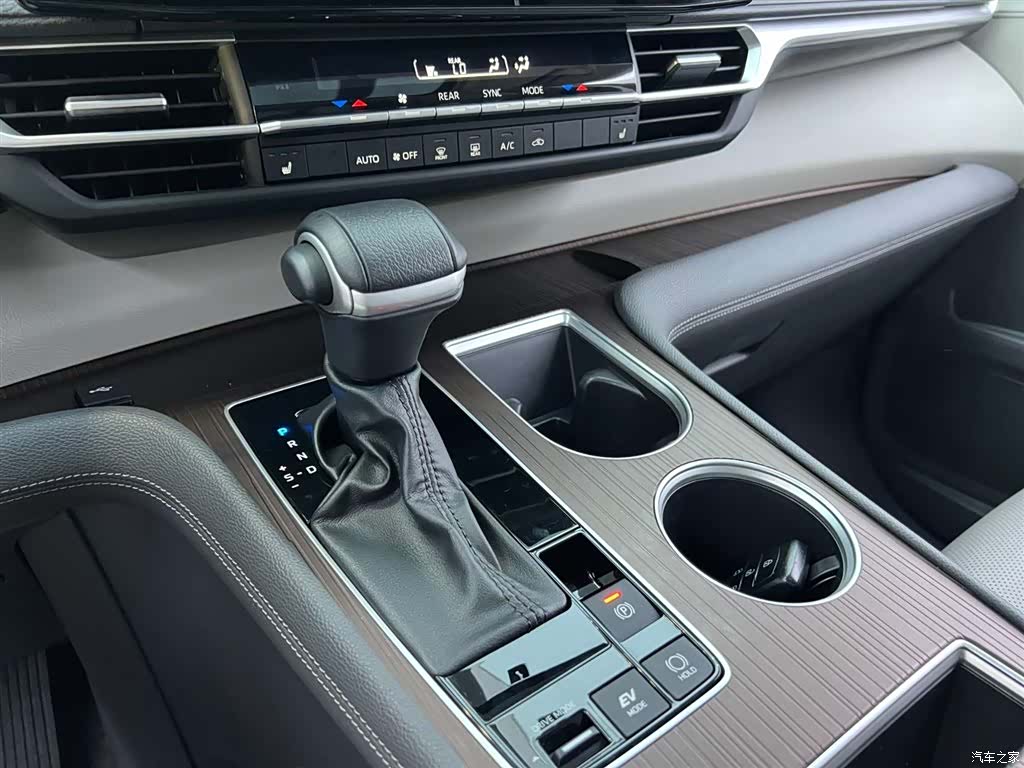 Toyota Granvia, 2024 17