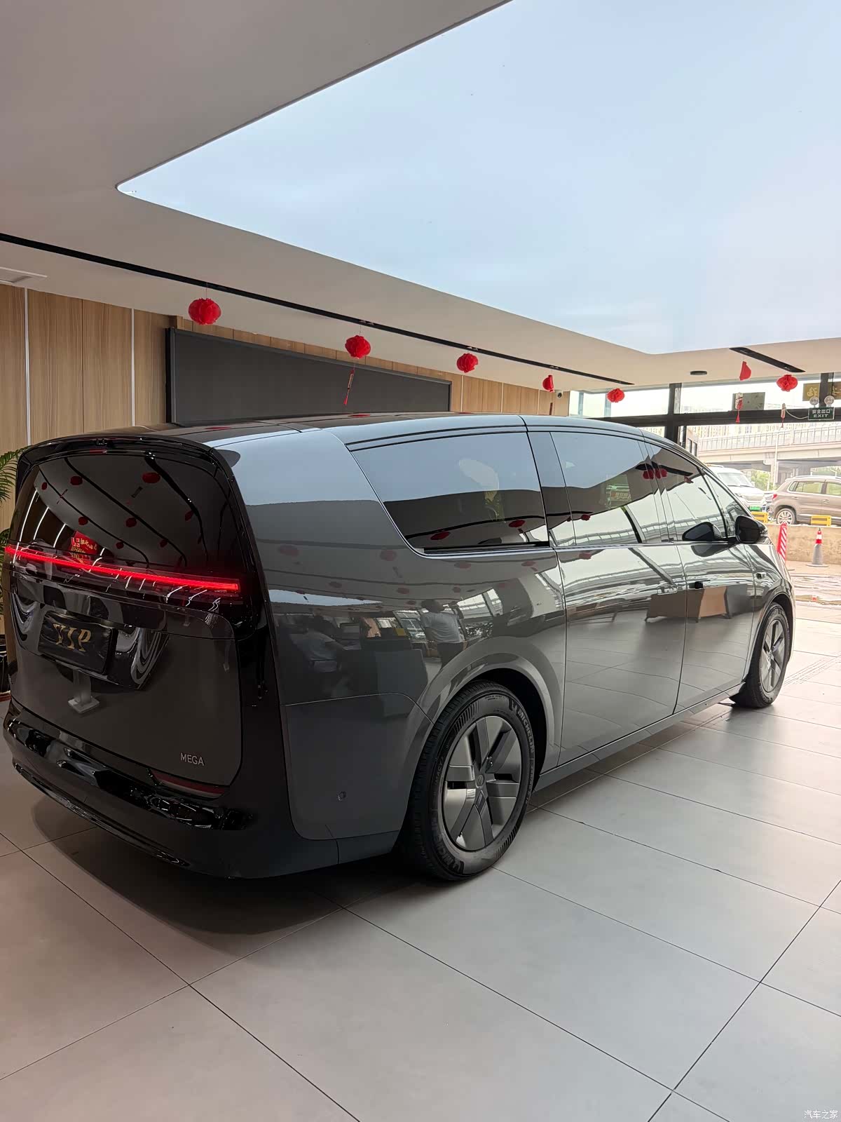 Li Auto MEGA, 2025 10