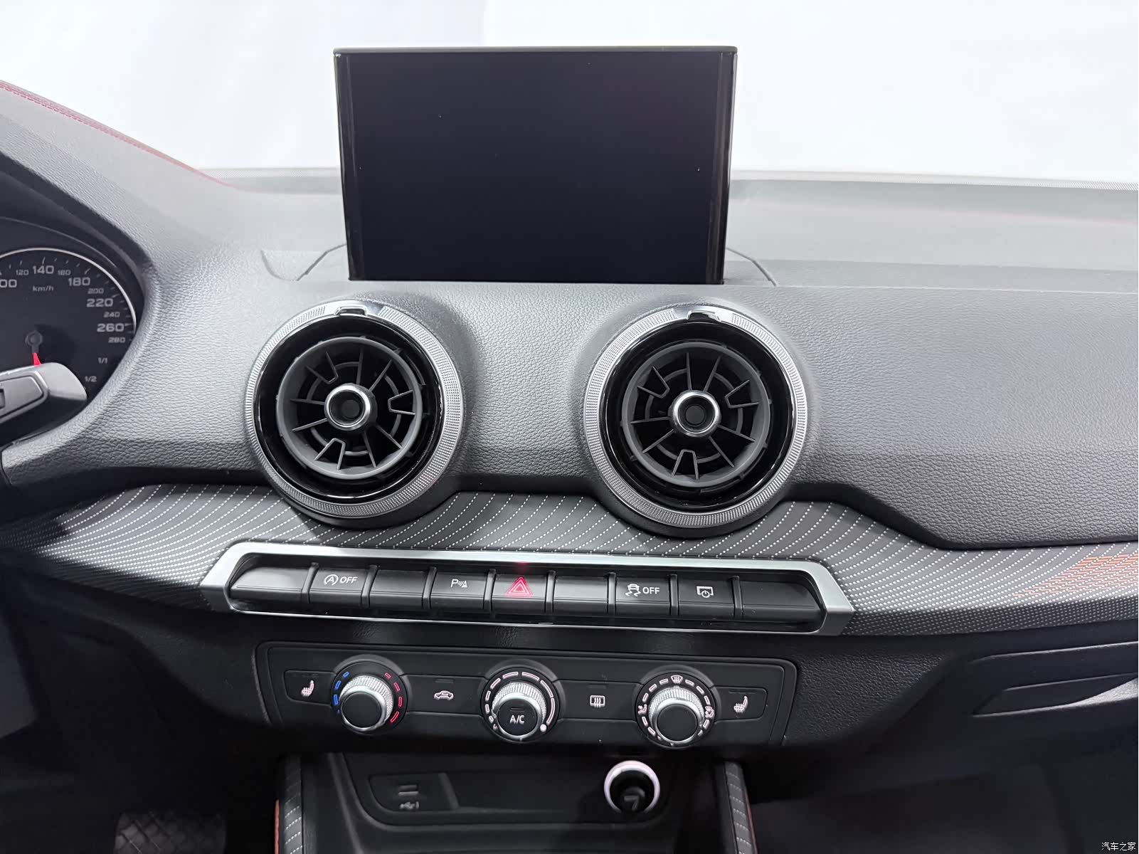 Audi Q2L, 2023 13