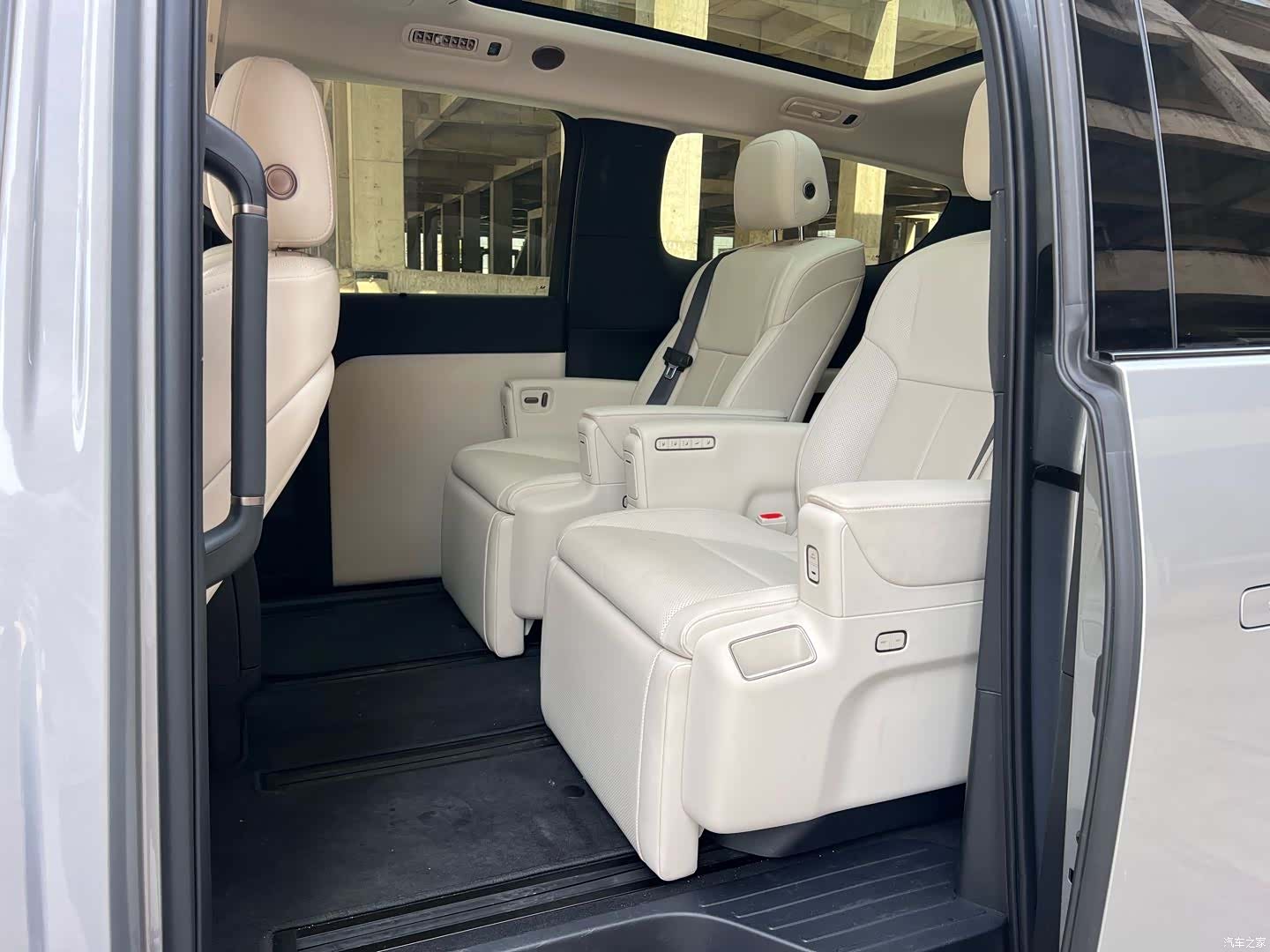 Li Auto MEGA, 2025 13