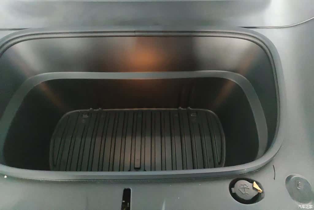 Tesla Model Y, 2025 10