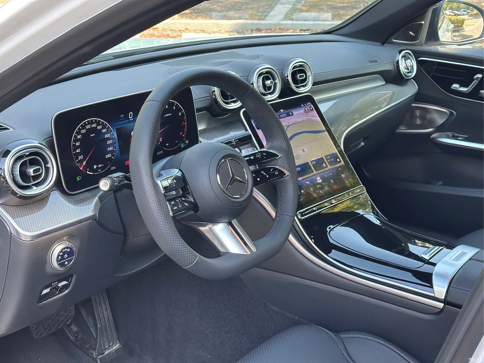 Mercedes-Benz C-Class, 2024 4