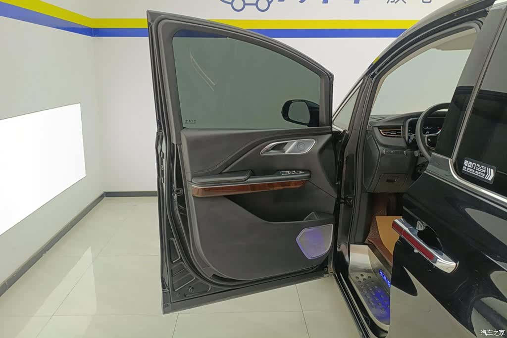 Hongqi HQ9, 2023 7
