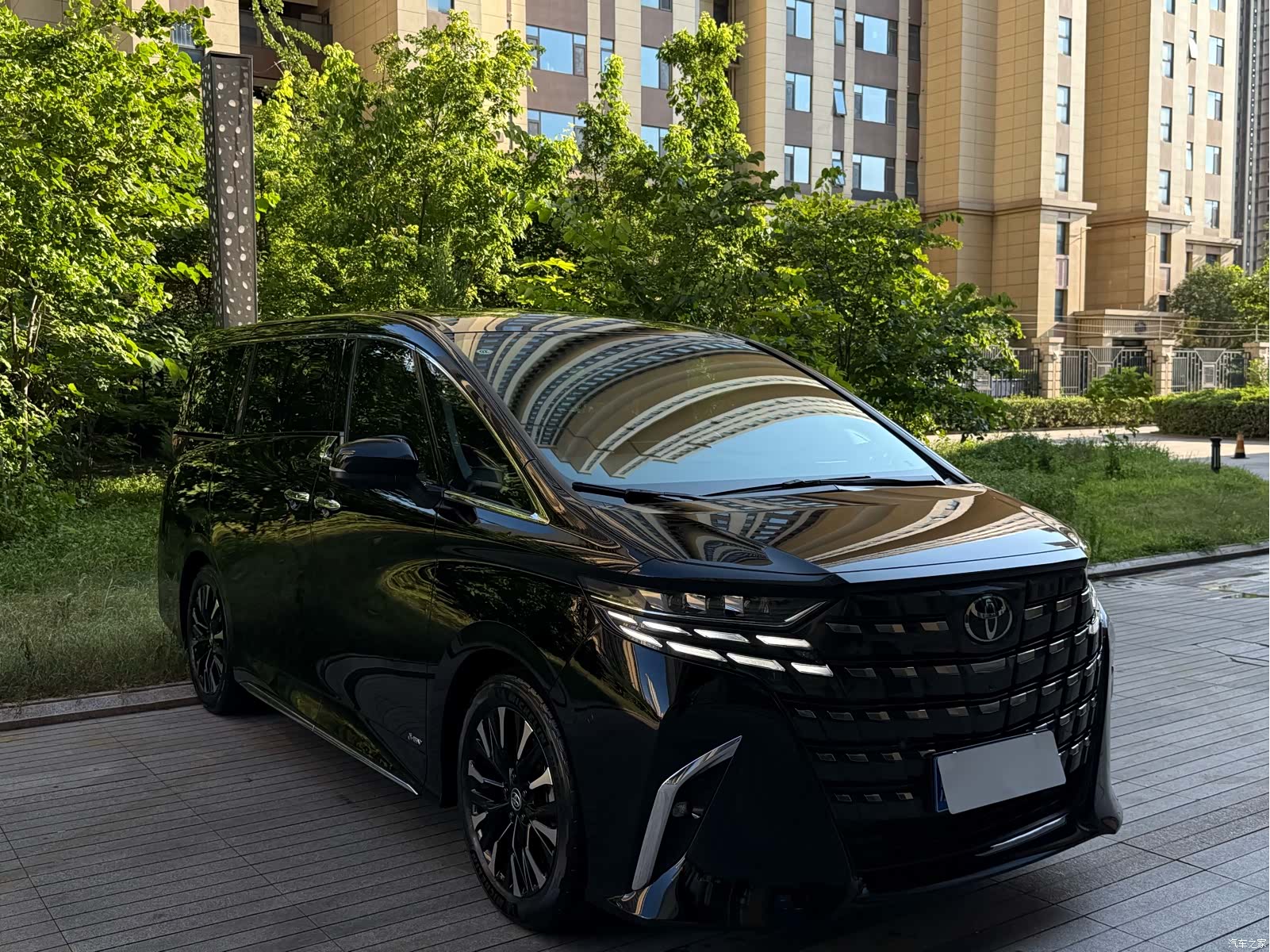 Toyota Alphard, 2025 4
