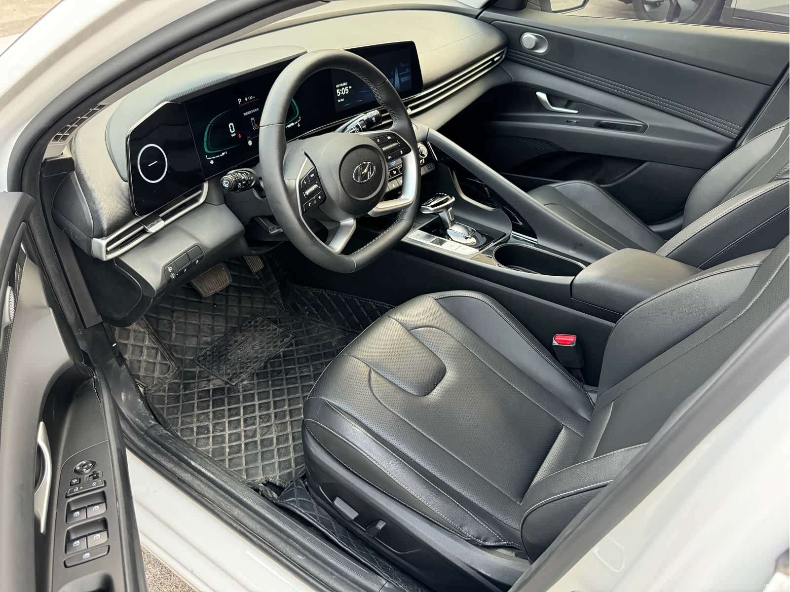 Hyundai Elantra, 2023 3