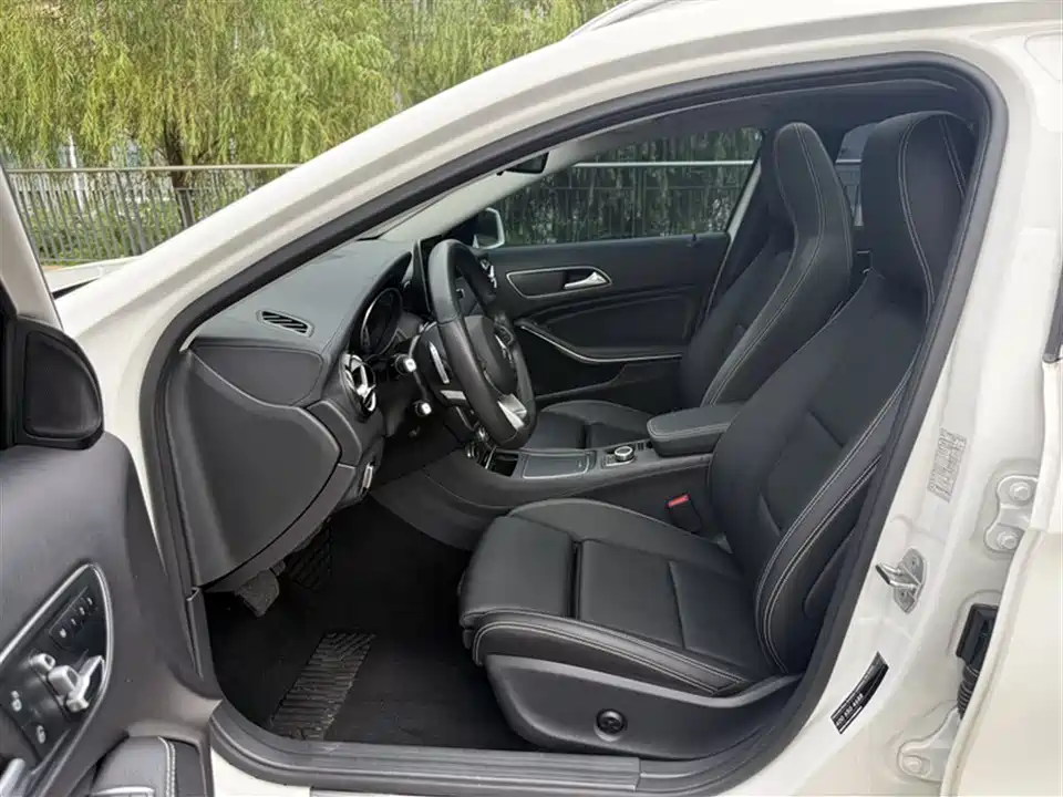 Mercedes-Benz GLA Mercedes-Benz GLA