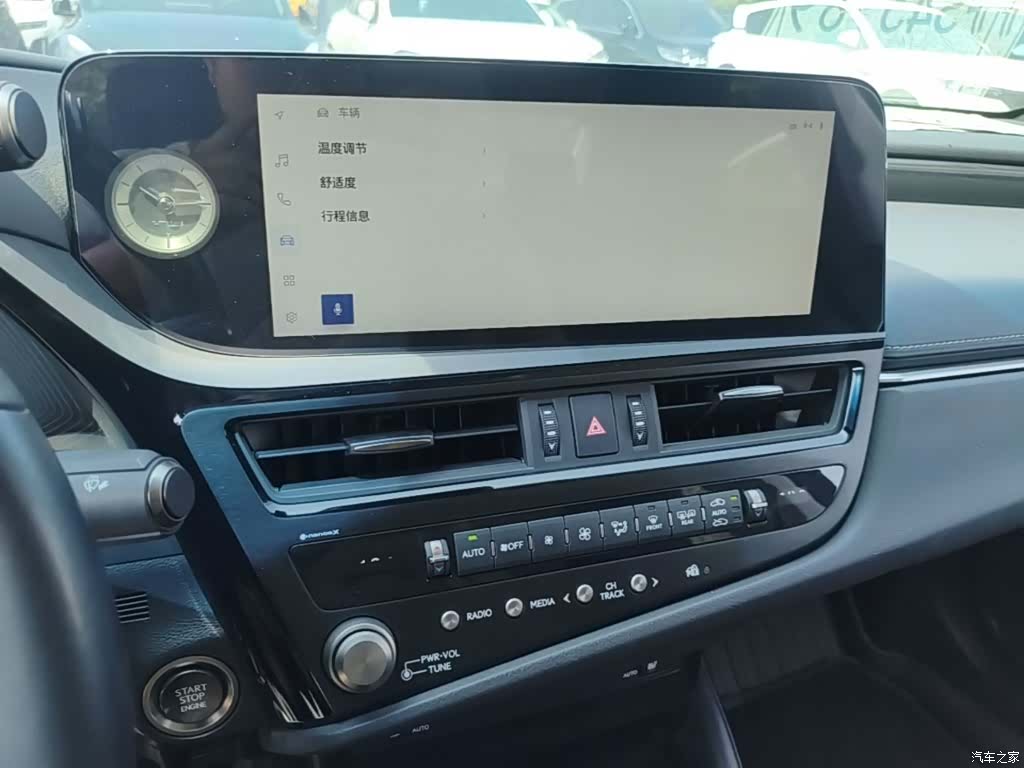 Lexus ES, 2022 13