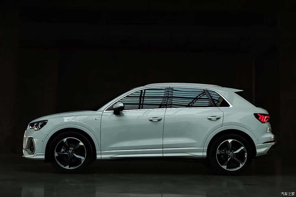 Audi Q3, 2023 4