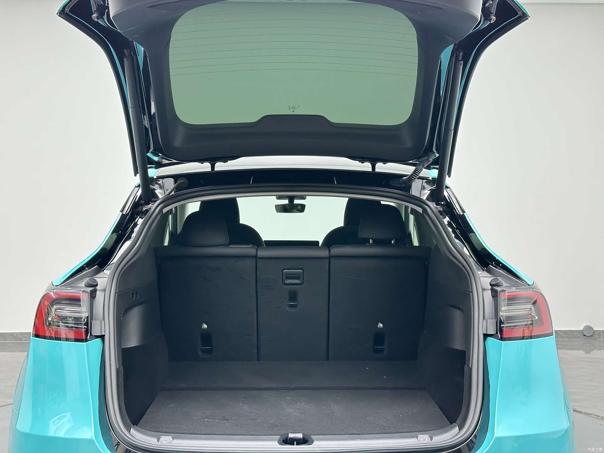 Tesla Model Y, 2023 26