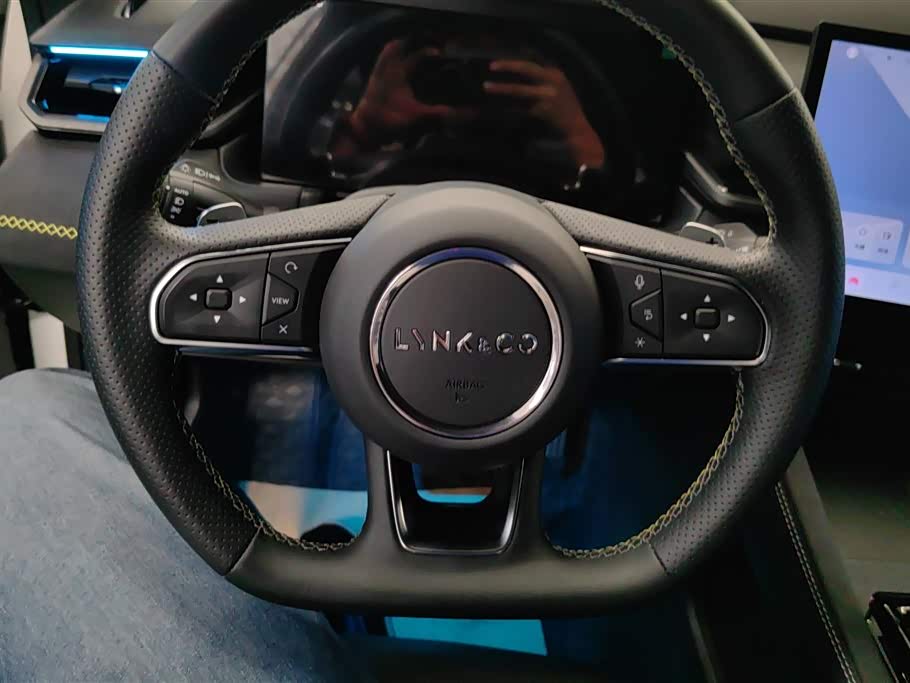 Lynk & Co 03