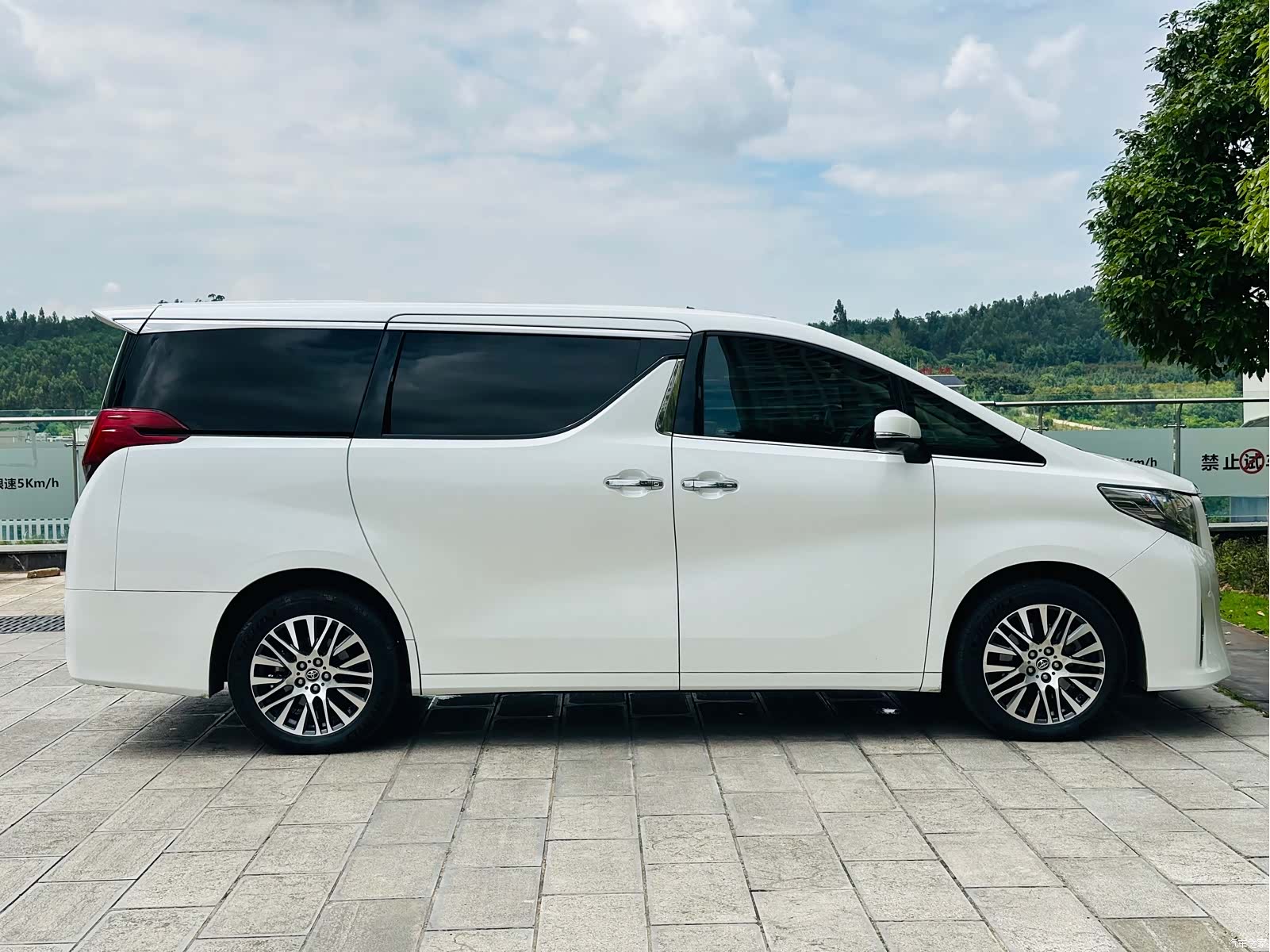 Toyota Alphard, 2017 4