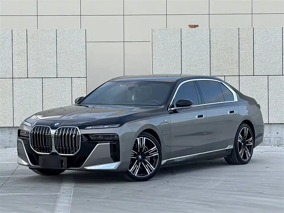 BMW i7