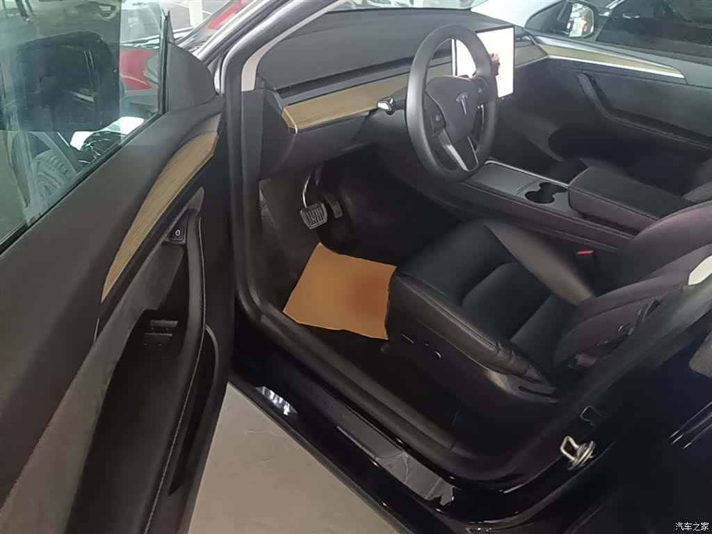 Tesla Model Y, 2023 16