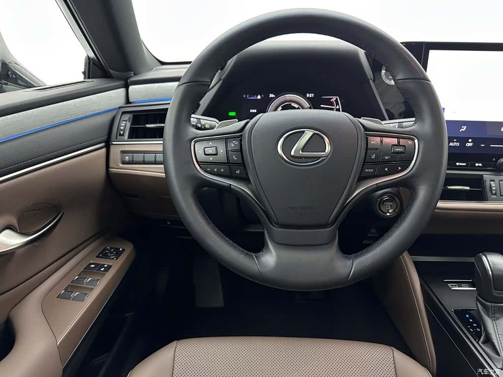 Lexus ES, 2025 10