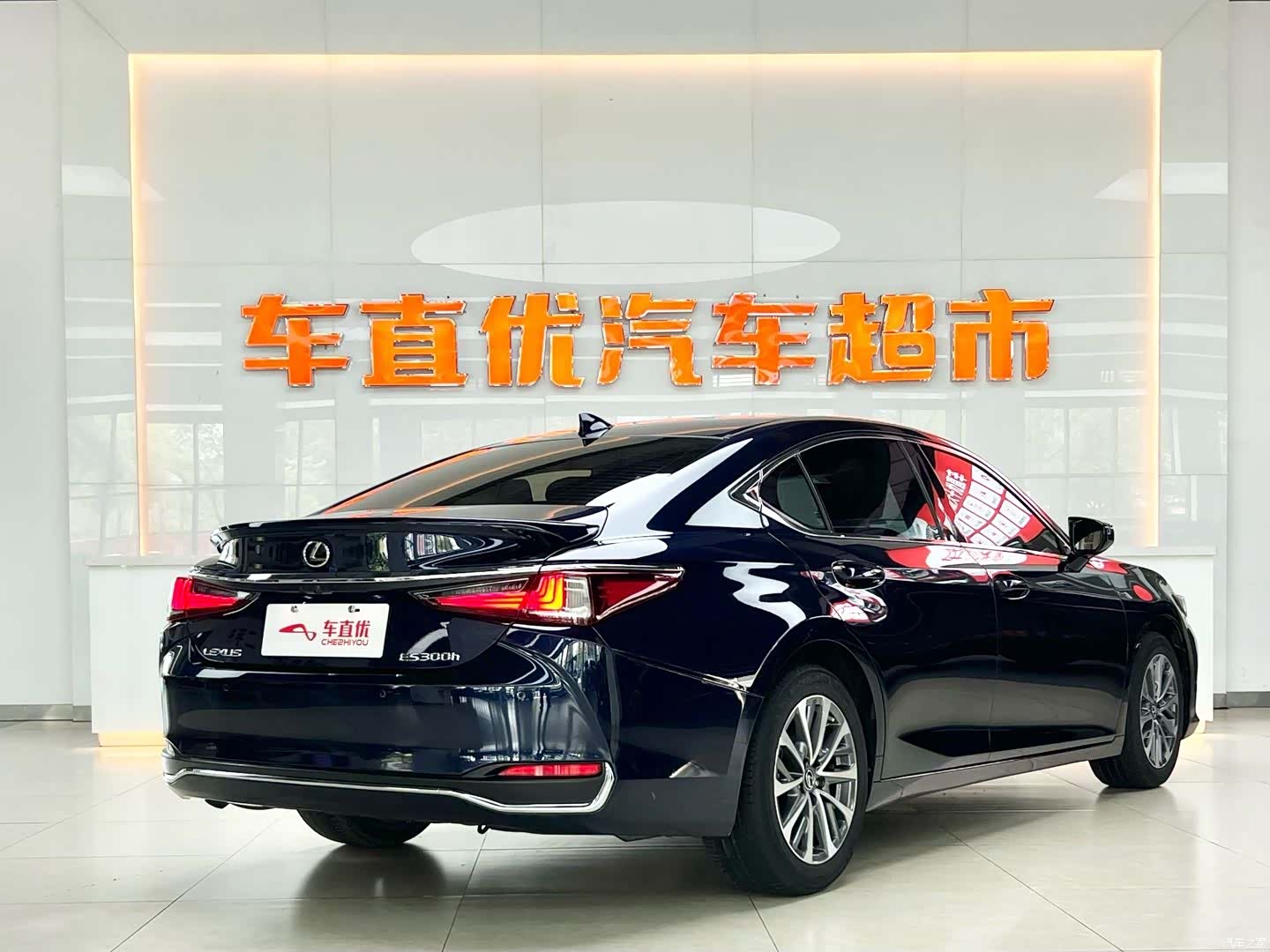 Lexus ES, 2023 все фото