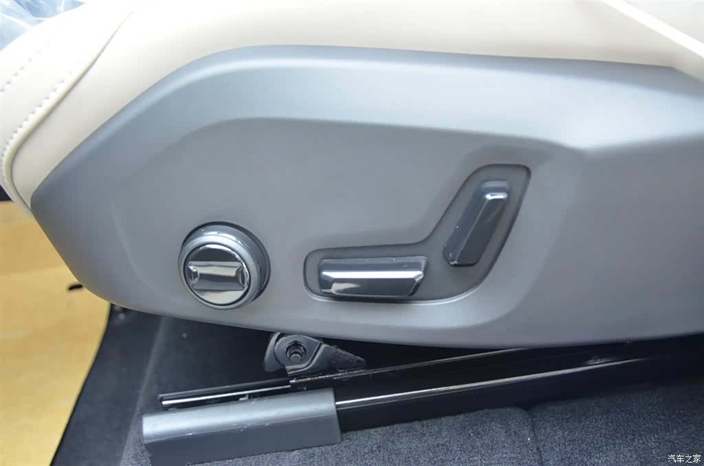Volvo XC60, 2025 6