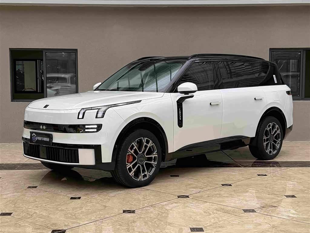 Lynk & Co 900