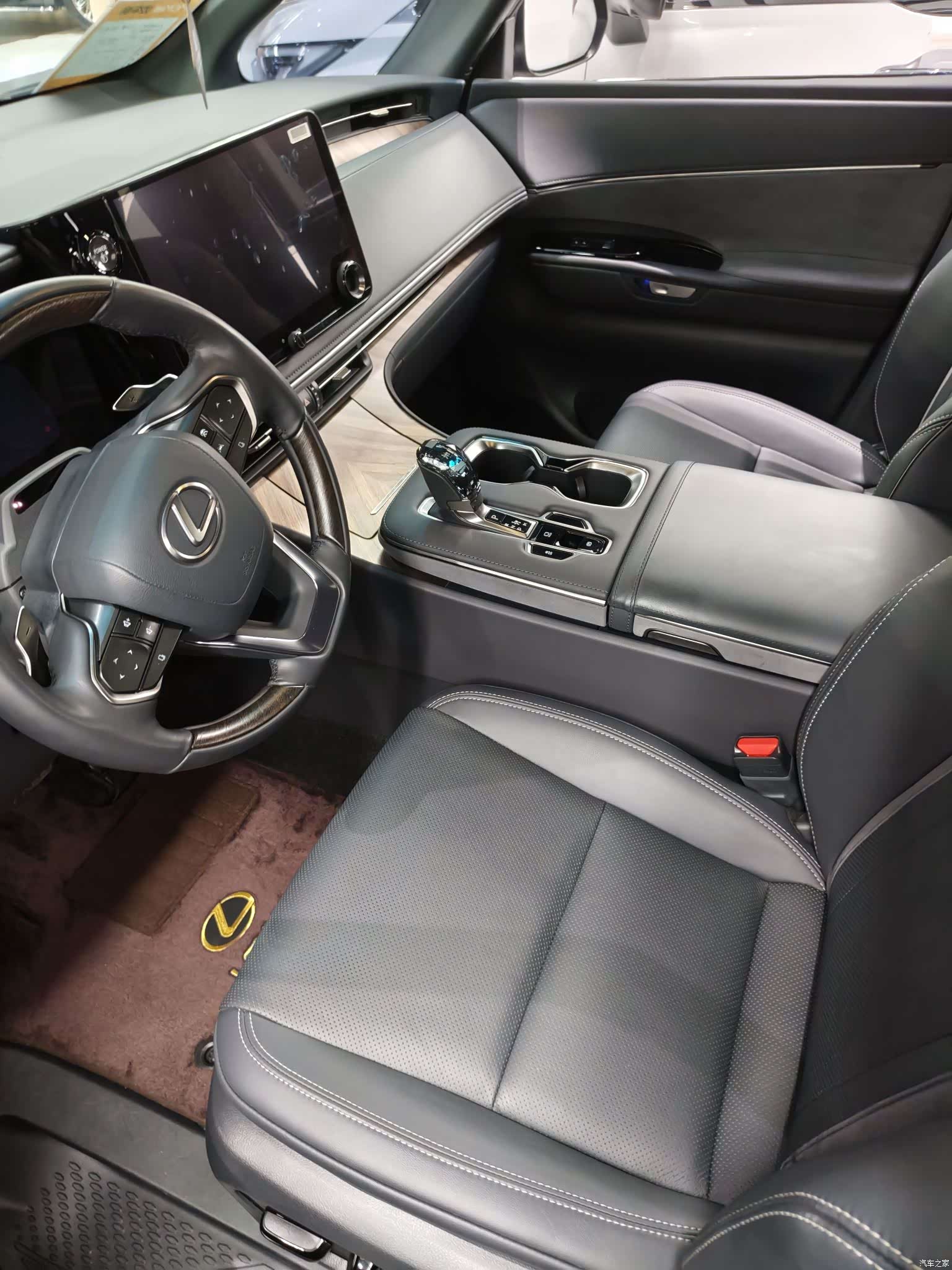Lexus LM, 2025 8