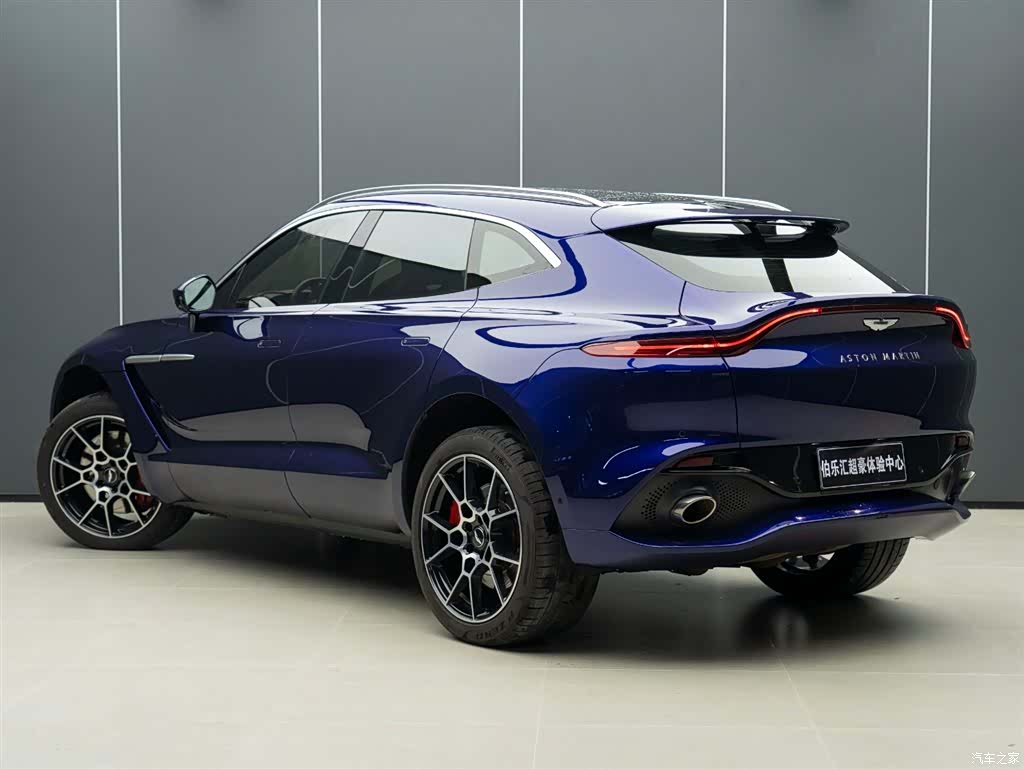 Aston Martin DBX, 2023 4