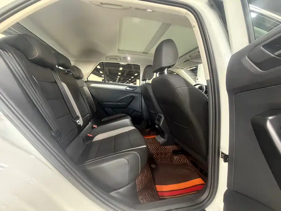 Volkswagen T-ROC exploring Songs