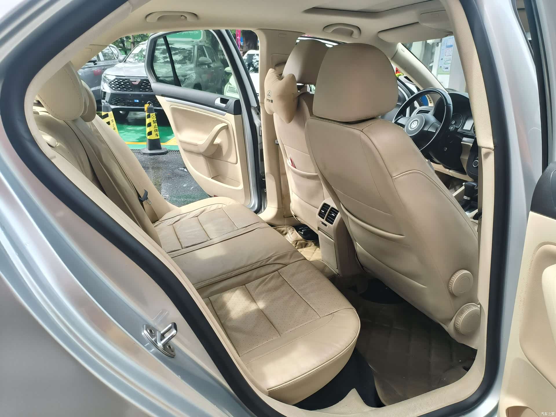 Volkswagen Sagitar, 2011 10