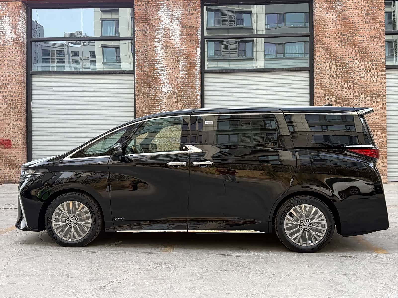 Toyota Alphard, 2025 4