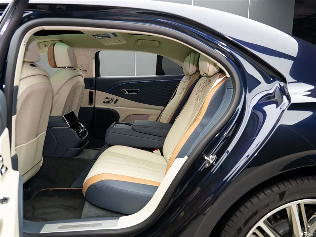 Bentley Flying Spur, 2023 11