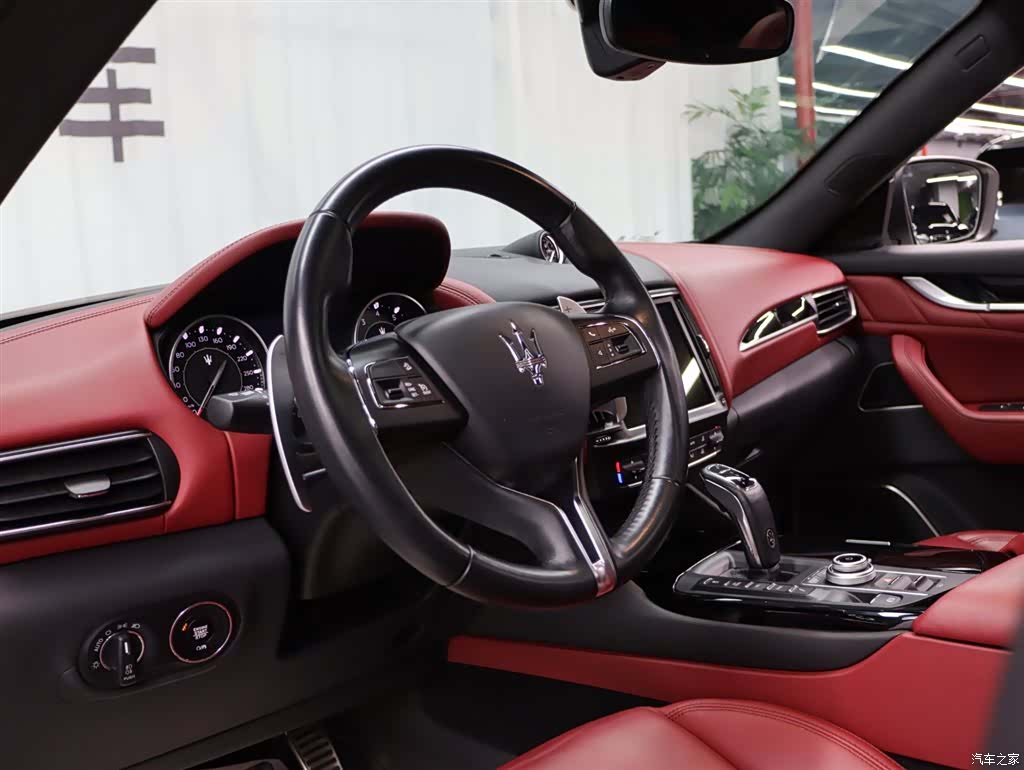 Maserati Levante, 2022 8