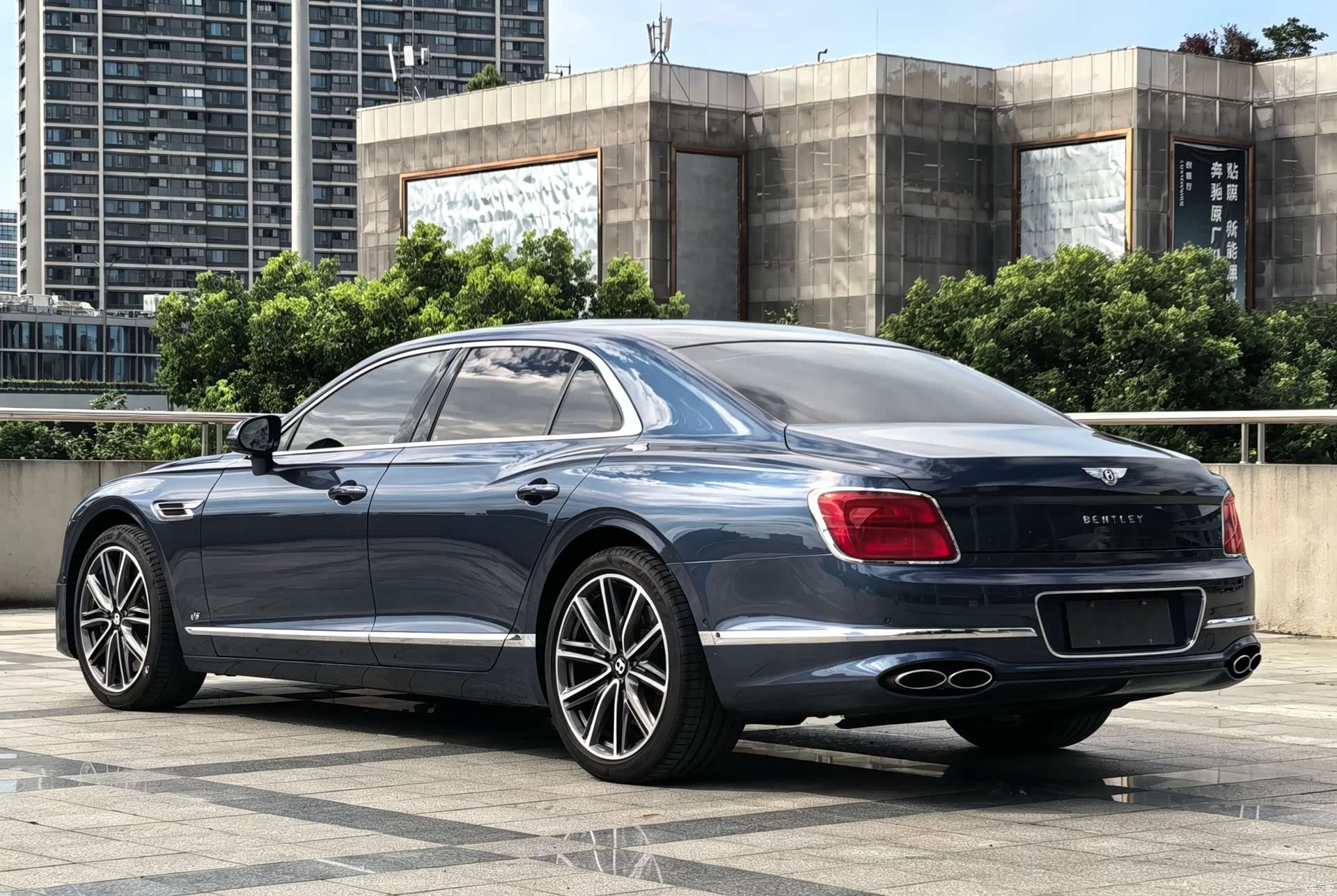 Bentley Flying Spur, 2023 4