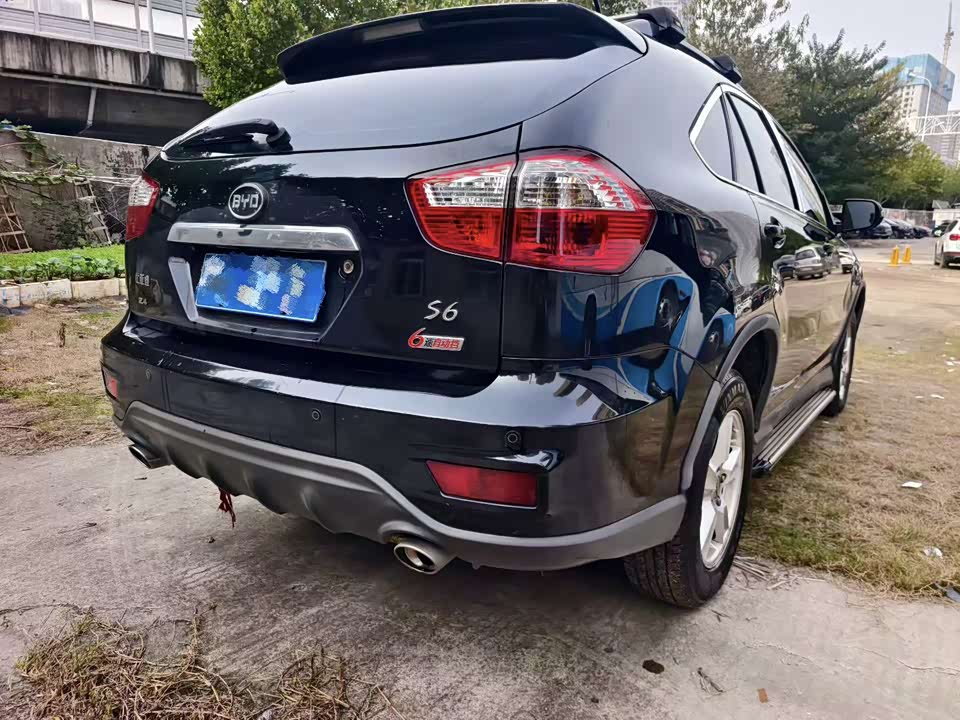 BYD S6