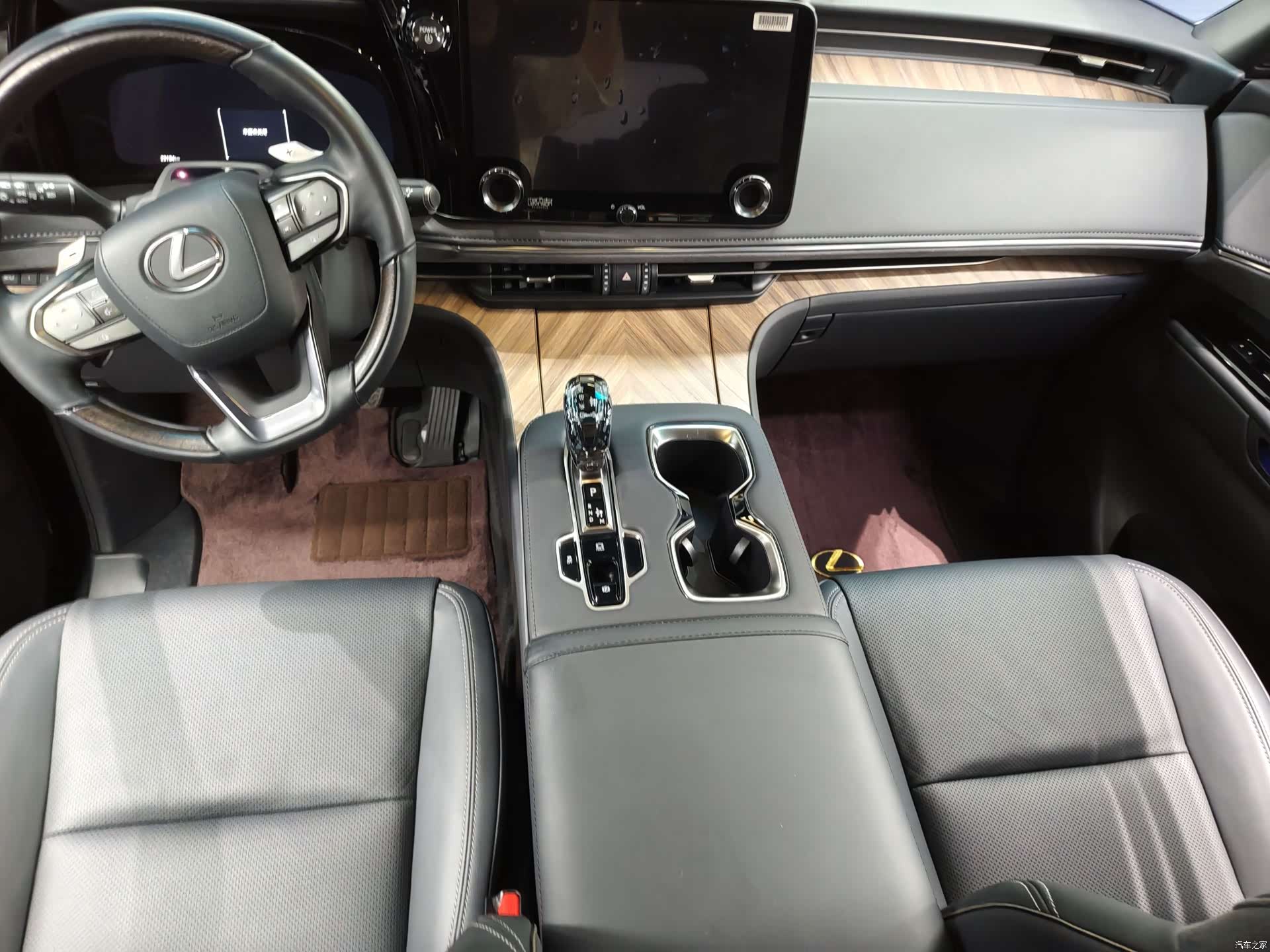 Lexus LM, 2025 10