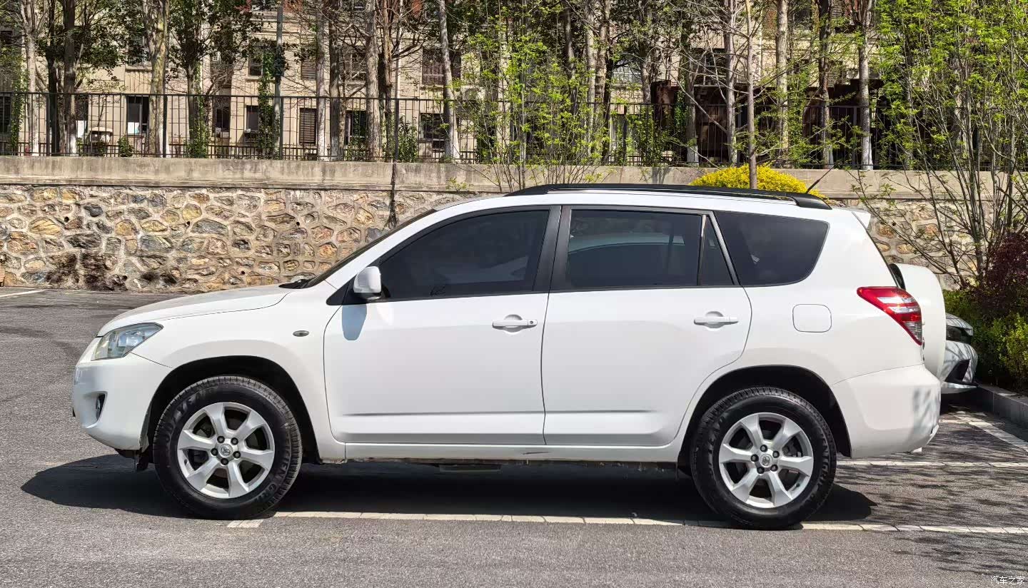 Toyota RAV4, 2013 3