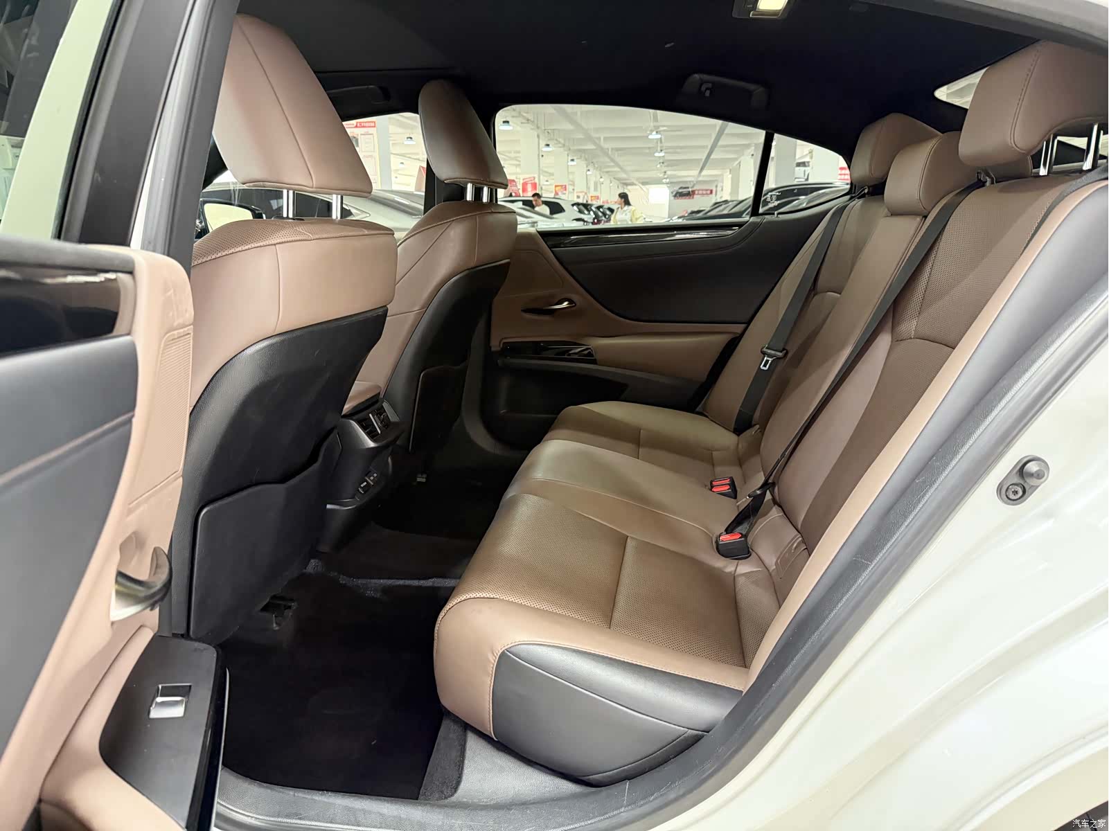 Lexus ES, 2022 11