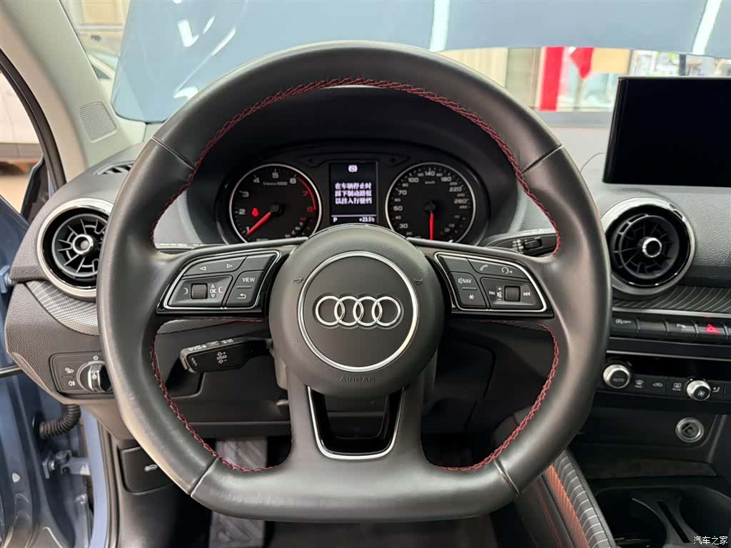 Audi Q2L, 2022 11