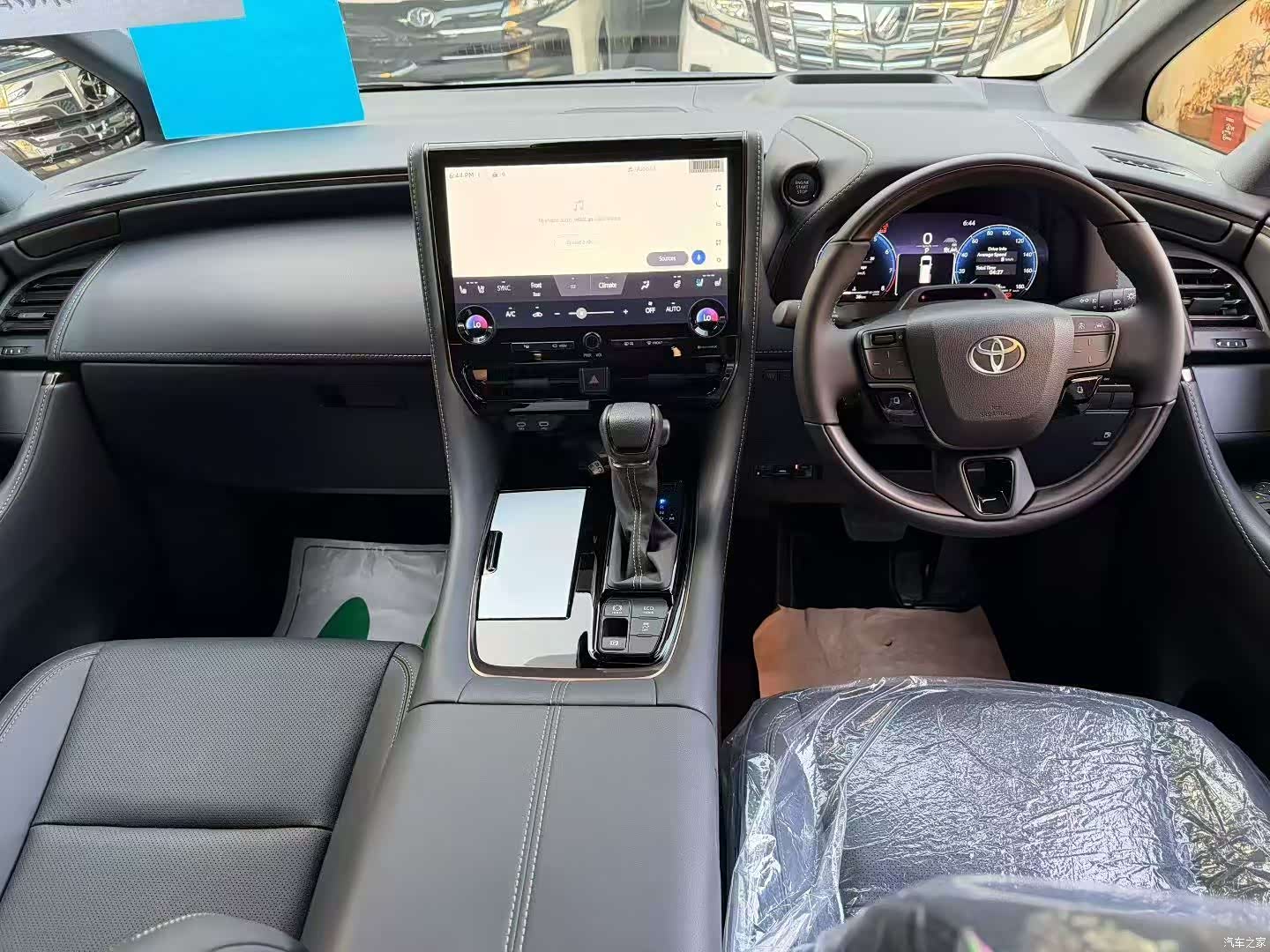 Toyota Alphard, 2023 все фото