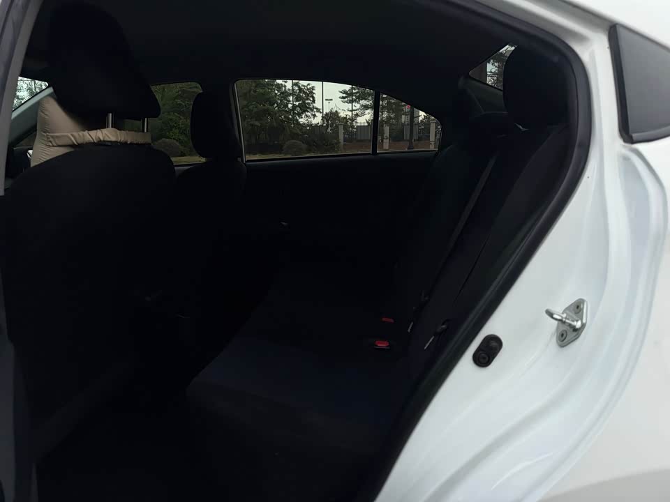 Toyota YARiS L to enjoy