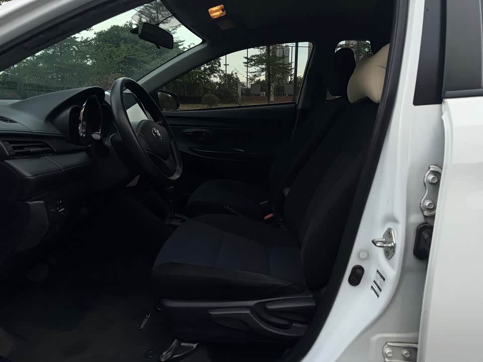 Toyota YARiS L to enjoy