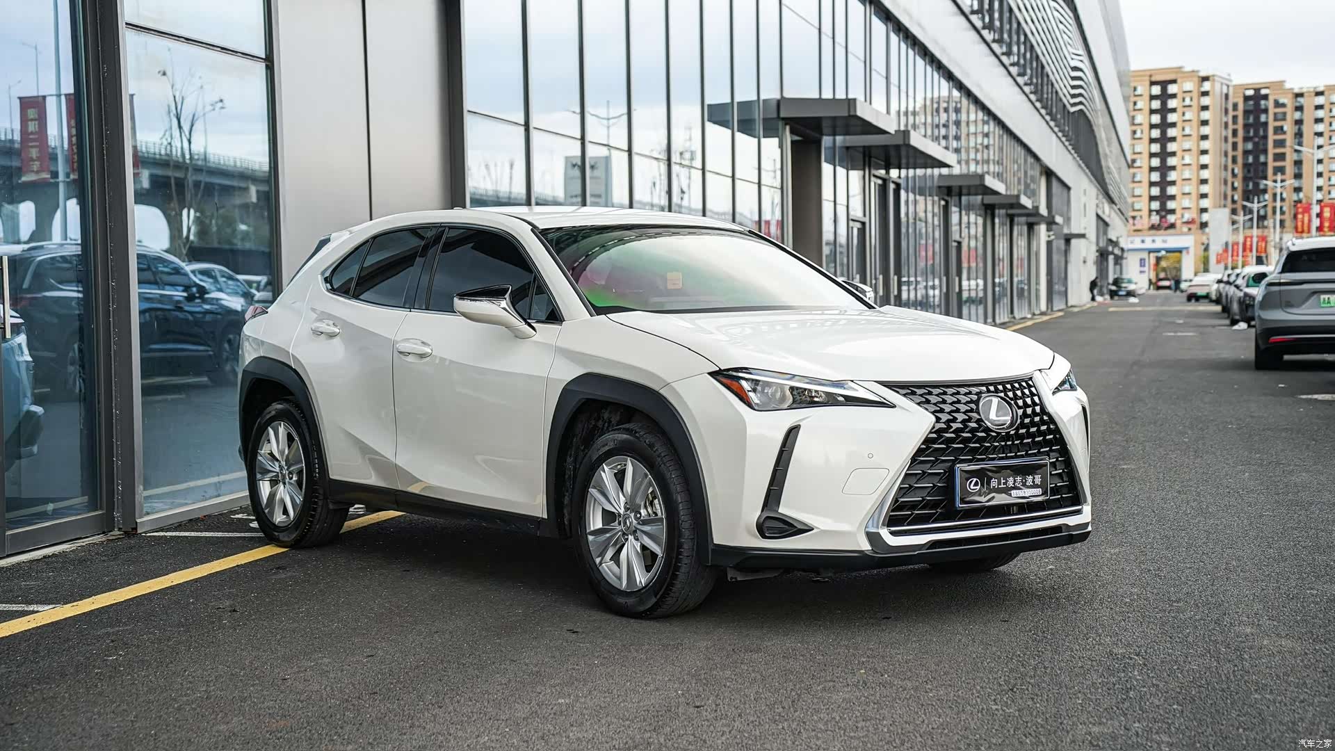 Lexus UX, 2023 3