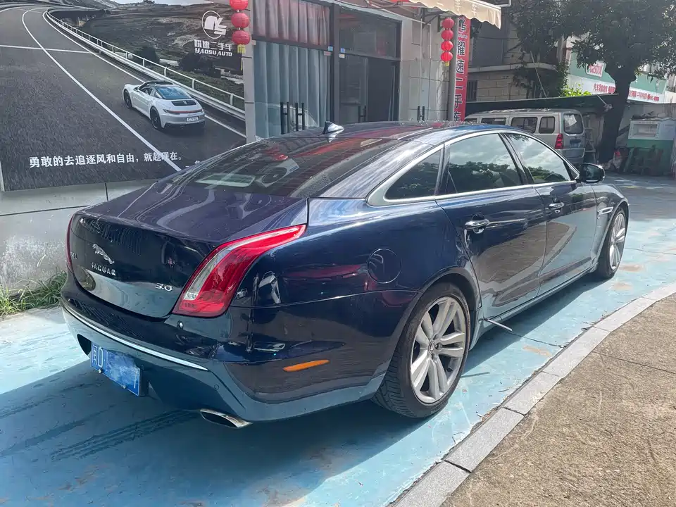 Jaguar XJ