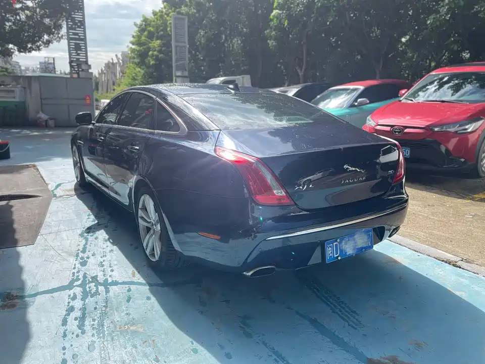 Jaguar XJ