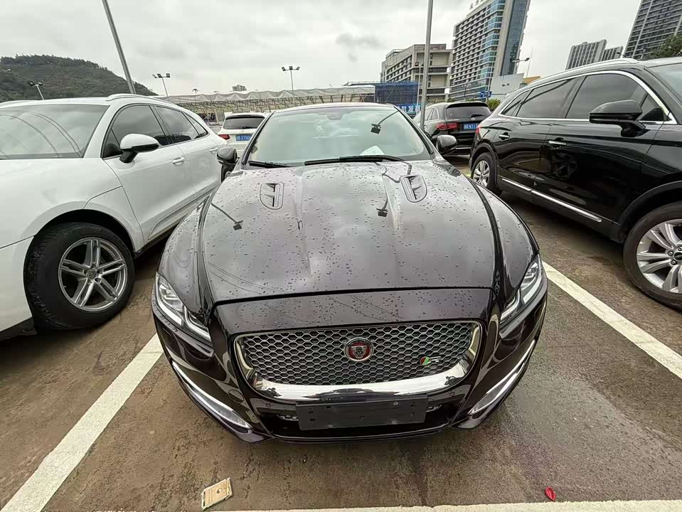 Jaguar XJ